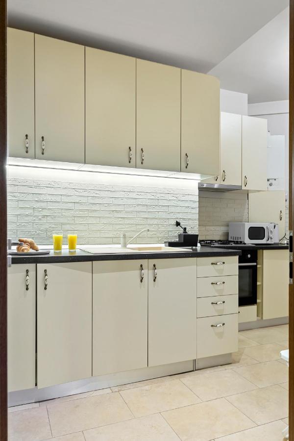 City Heart Retreat Elegant Apartment Bukarest Exteriör bild