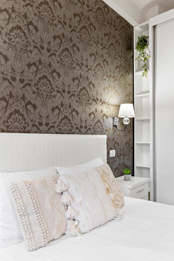 City Heart Retreat Elegant Apartment Bukarest Exteriör bild