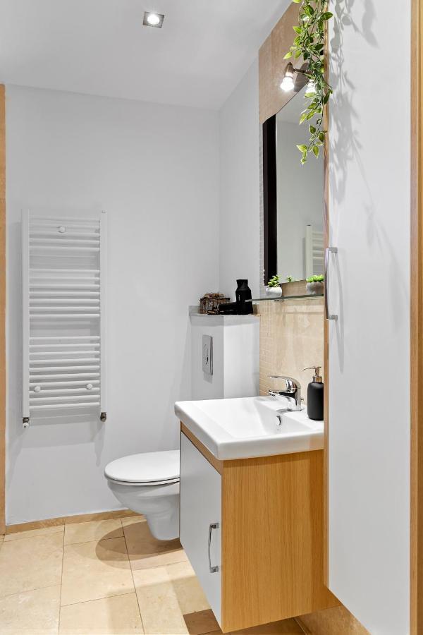 City Heart Retreat Elegant Apartment Bukarest Exteriör bild