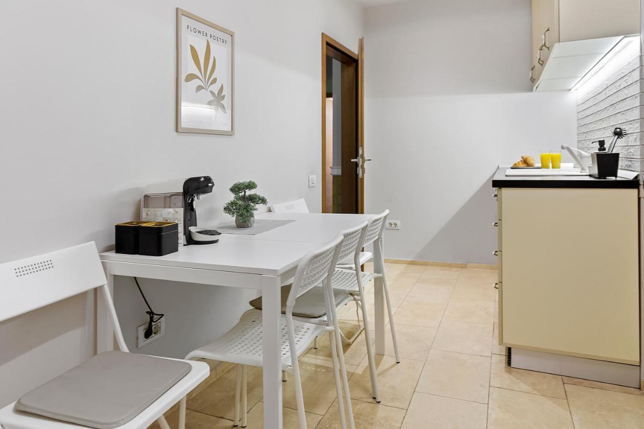 City Heart Retreat Elegant Apartment Bukarest Exteriör bild