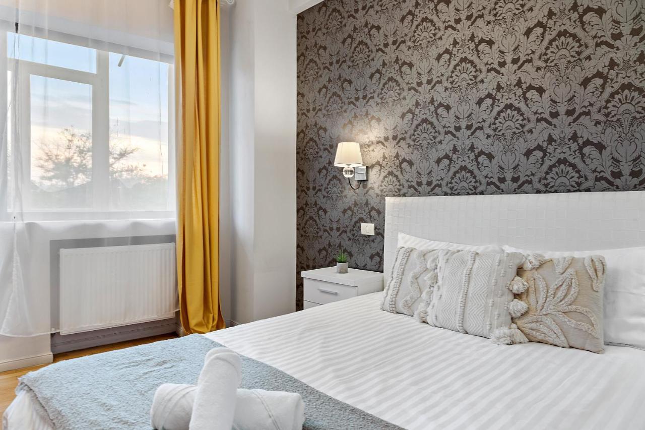 City Heart Retreat Elegant Apartment Bukarest Exteriör bild