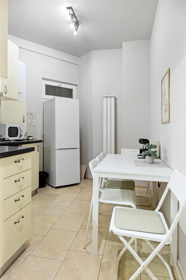City Heart Retreat Elegant Apartment Bukarest Exteriör bild